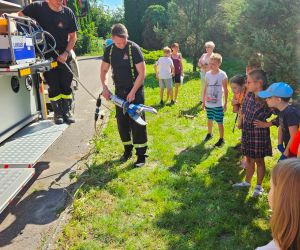 Strażak prezentuje sprzęt strażacki