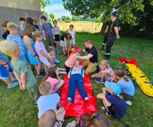 Uczennica wykonuje resuscytację krążeniowo - oddechową