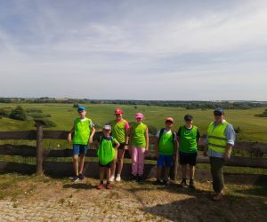 Uczniowie z nauczycielką na punkcie widokowym