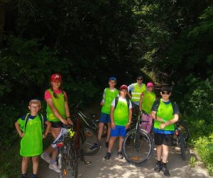 Uczniowie stoją z rowerami w wąwozie w Gródku