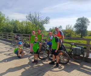 Uczniowie z wychowawcą na moście nad rzeką Huczwa w Gródku