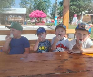 Czterech chłopców je lody