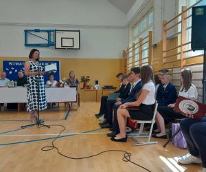 Wychowawczyni klasy ósmej przemawia do swoich wychowanków