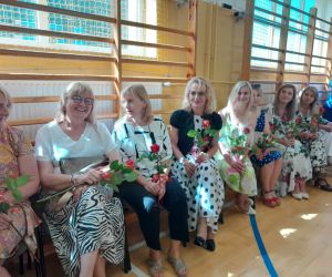 Nauczyciele z różami otrzymanymi od uczniów klasy ósmej