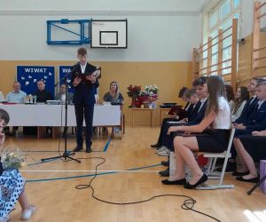 Uczeń klasy ósmej rozpoczyna uroczystość pożegnalną