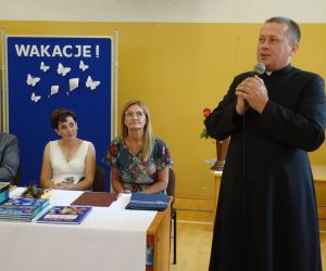 Proboszcz parafii w Czerniczynie wygłasza przemowę