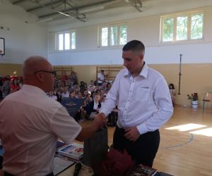 Dyrektor wręcza świadectwo ukończenia szkoły