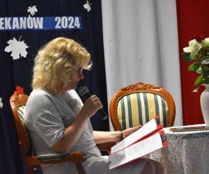 Na zdjęciu widoczna jest kobieta czytająca tekst.