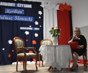 Na zdjęciu widoczna jest kobieta czytająca tekst.