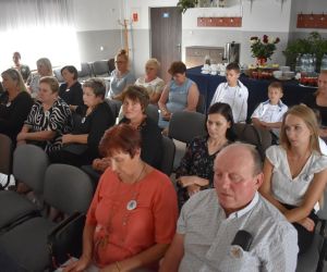 Na zdjęciu widoczna jest grupa osób.