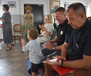 Na zdjęciu widoczna jest grupa osób.