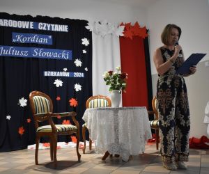 Na zdjęciu widoczna jest kobieta przemawiająca przez mikrofon.