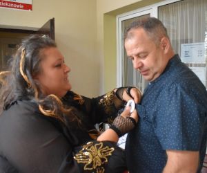 Na zdjęciu widoczne są dwie osoby.