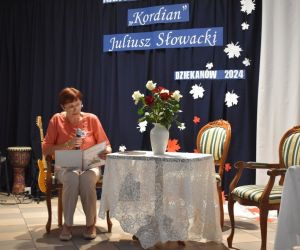 Na zdjęciu widoczna jest kobieta czytająca tekst.