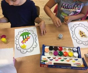 Uczniowie za pomocą kropek wypełniają przygotowane przez nauczycieli szablony.