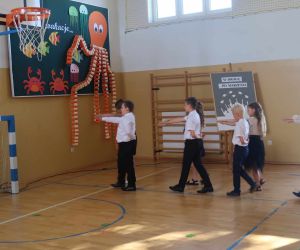 Uczniowie klasy III rozpoczynają uroczystość zakończenia roku szkolnego 2023/2024