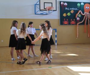 Uczennice tańczą jeden z układów tańca