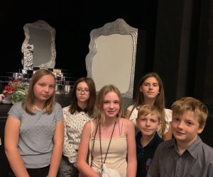 Uczniowie przed sceną teatralną