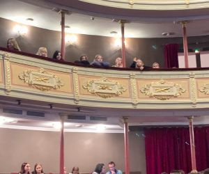 Wnętrze sali teatralnej z balkonami