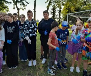 Uczniowie szkoły na boisku szkolnym