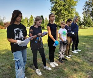 Przedstawiciele Samorządu Uczniowskiego przekazują informacje pozostałym uczniom