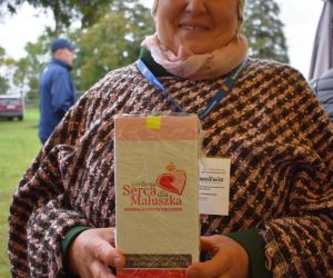 Na zdjęciu znajduje się wolontariusz trzymający puszkę, do której zbiera datki podczas turnieju charytatywnego.