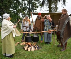 Zdjęcie przedstawia osoby - są to Goci przy ognisku gotujący gockie jadło.