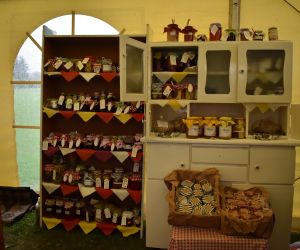 Zdjęcie przedstawia kredens z przetworami.