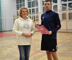 Na zdjęciu znajdują się dwie osoby. Jest to zdjęcie przedstawiające przekazanie pucharu kapitanowi drużyny, która znalazła się w finale.