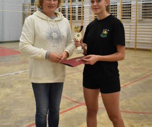 Na zdjęciu znajdują się dwie osoby. Jest to zdjęcie przedstawiające przekazanie pucharu kapitanowi drużyny, która znalazła się w finale.