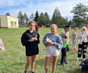 Dziewczynki podczas ziemniaczanego poczęstunku