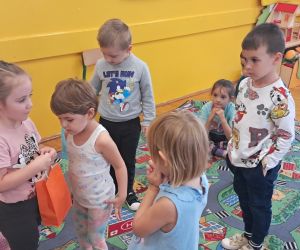 Dzieci bawią się w kółeczku.