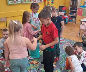 Dzieci bawią się w kółeczku.