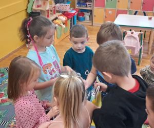 Chłopcy otrzymują prezenty od dziewczynek.