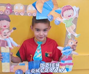 Chłopiec trzyma kolorową ramkę.