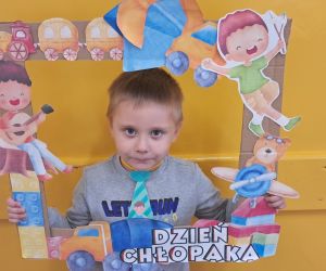 Chłopiec trzyma kolorową ramkę.