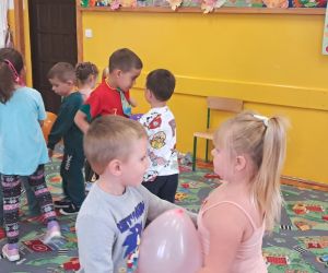 Dzieci biorą udział w zabawie tanecznej.