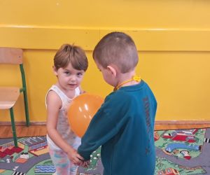 Chłopiec i dziewczynka tańczą w parze.