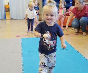 Dziewczynka niesie jajko na łyżce