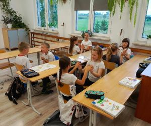 Uczniowie klasy trzeciej grają w łapki