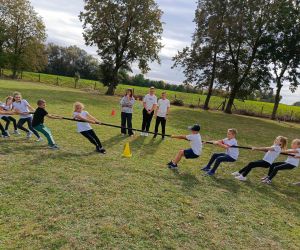 Uczniowie klas młodszych podczas przeciągania liny