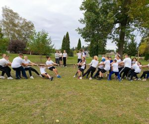 Uczniowie klas starszych podczas przeciągania liny