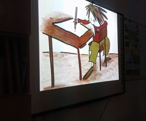 Uczniowie oglądają film o Vasthi