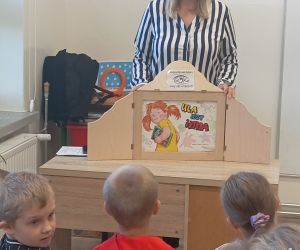 Uczniowie słuchają teatrzyku 