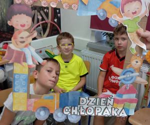 Uczniowie na pamiątkowym zdjęciu