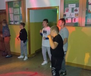 Uczniowie klas 4-8 na wieczornej dyskotece