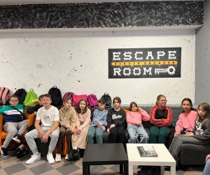 Uczniowie czekają na grę w escape roomie