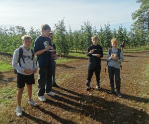 Pięciu uczniów spożywa ciasto