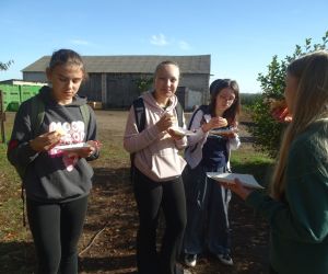 Cztery uczennice spożywają ciasto