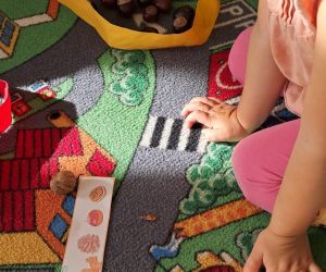 Dzieci oglądają dary jesieni.